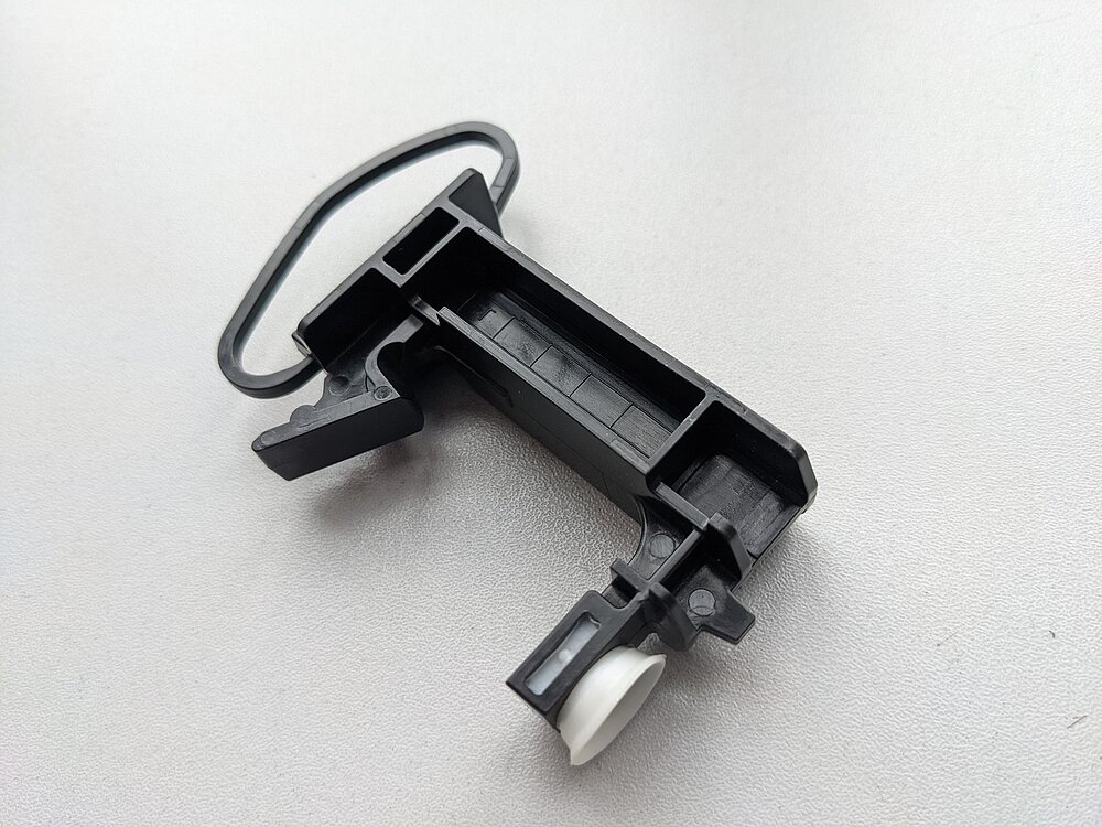 Ansicht eines Entriegelungshebels aus Kunststoff, gefertigt im Montagespritzgussverfahren bei metak