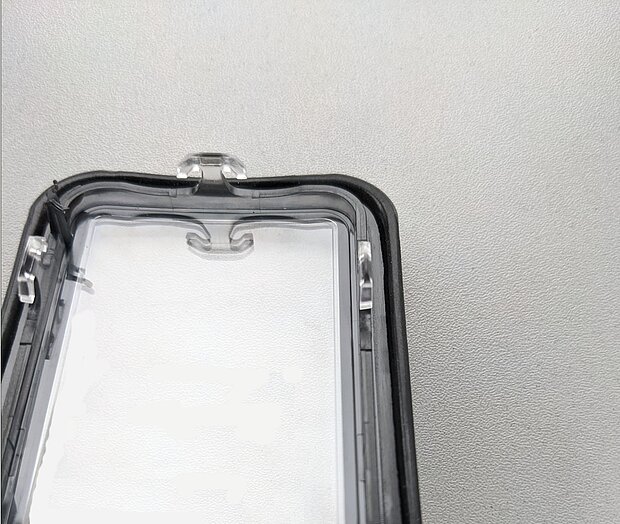 Fenster aus PC mit Schaumraupe zur Abdichtung gegen Strahlwasser