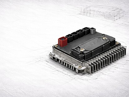Steuergerät für die Elektroindustrie vor einer Konzeptzeichnung